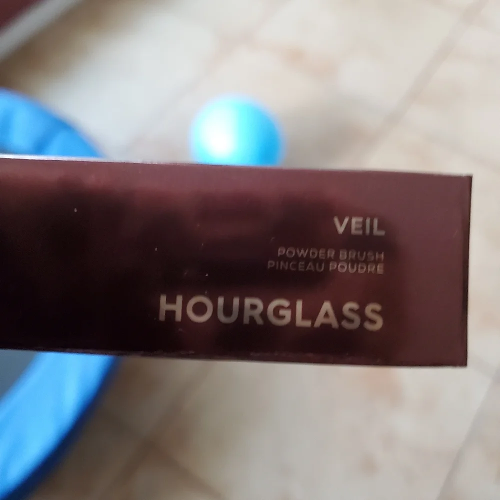 Hourglass veil double-ended power brush